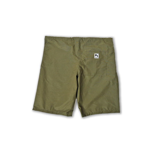 "The Original Limpies" skate shorts in Oliver (military green) color. A loose design, perfect as baggy skate shorts, that evokes the military vintage streetwear look of the 90s decade.
