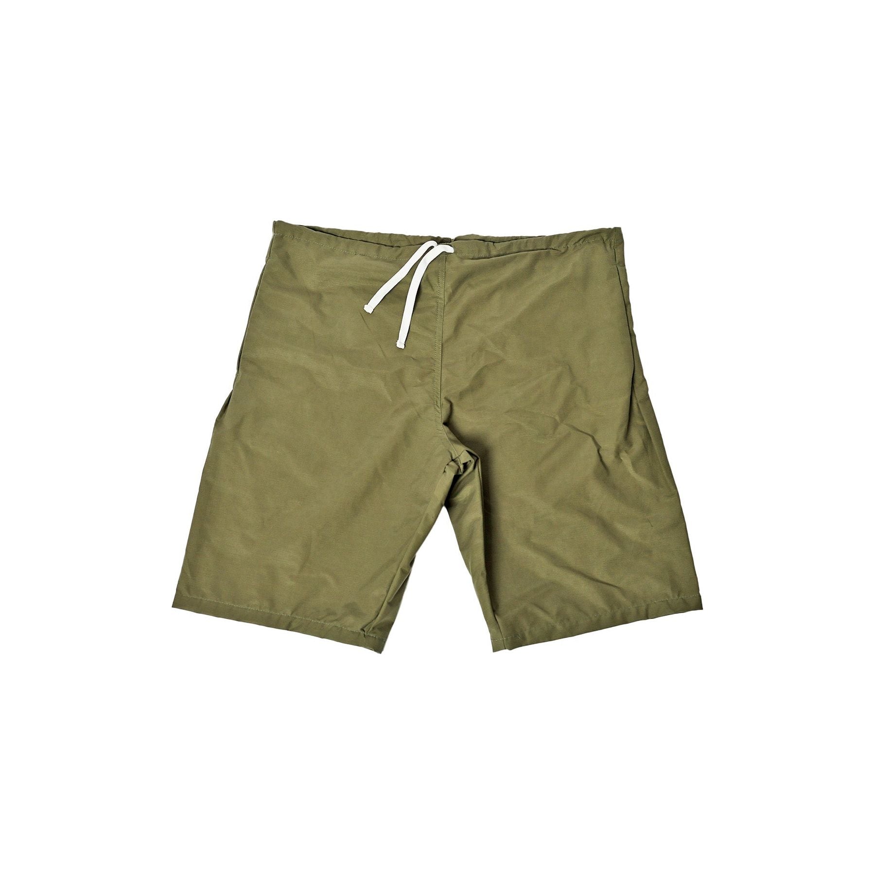 "The Original Limpies" skate shorts in Oliver (military green) color. A loose design, perfect as baggy skate shorts, that evokes the military vintage streetwear look of the 90s decade.